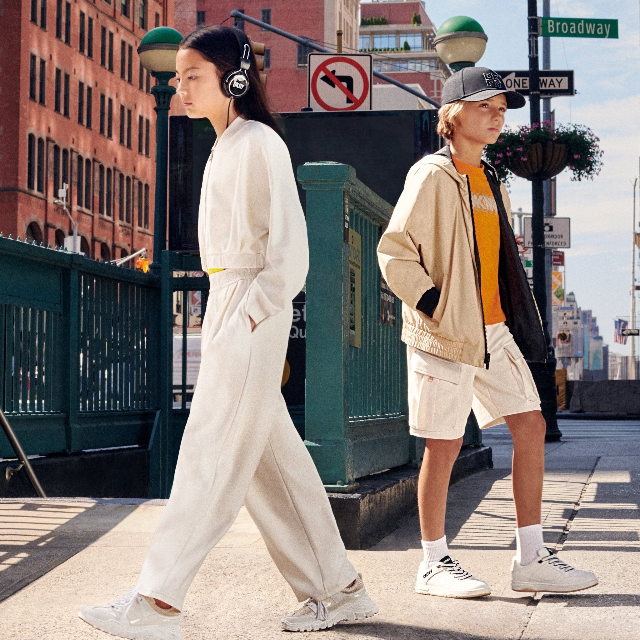 DKNYLogo Embroidered CapSAVANNA
