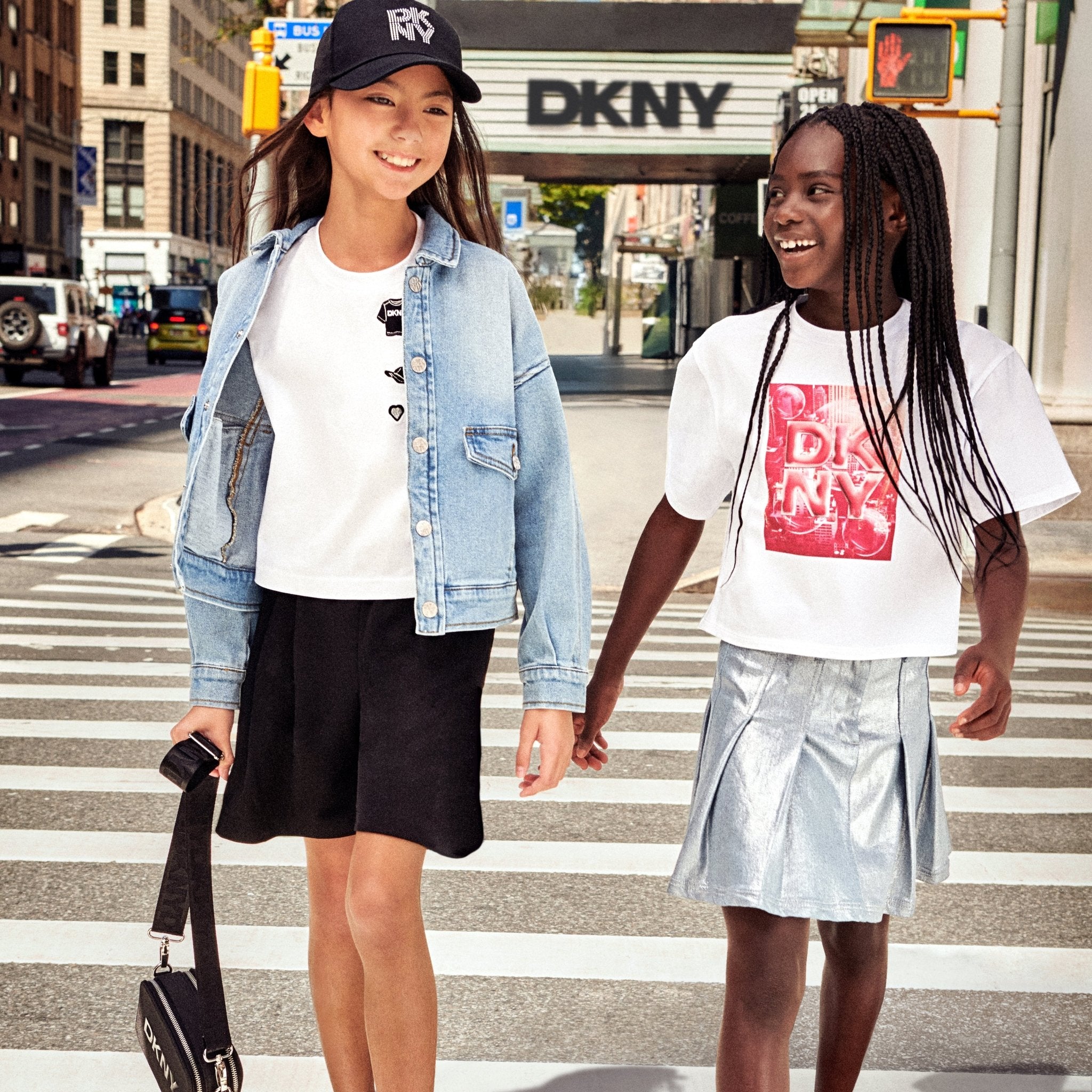 DKNYPleated Logo Shorts3617165852954SAVANNA